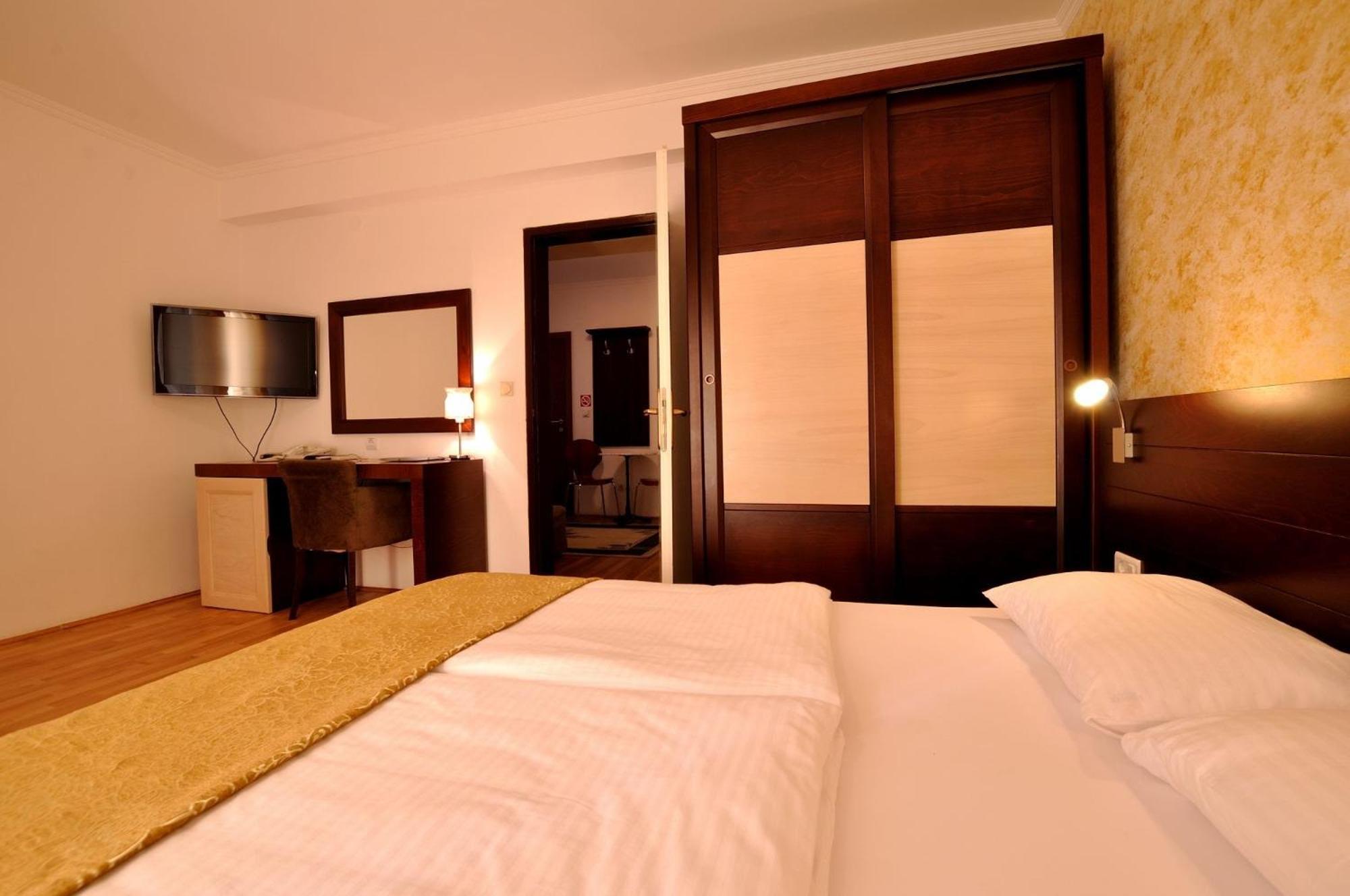 Vila Duric - Ex Hotel Duric Petrovac Ngoại thất bức ảnh