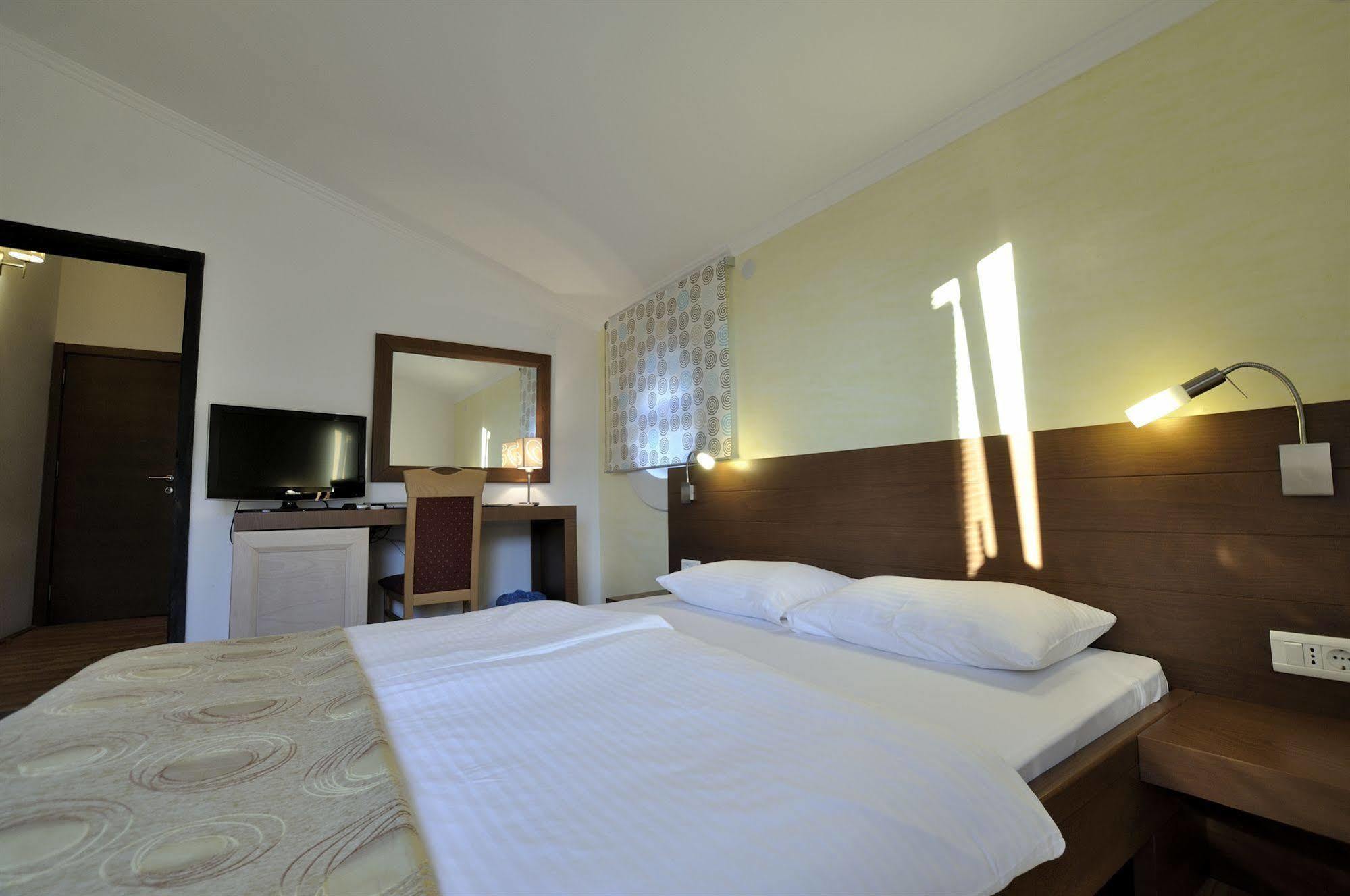 Vila Duric - Ex Hotel Duric Petrovac Ngoại thất bức ảnh